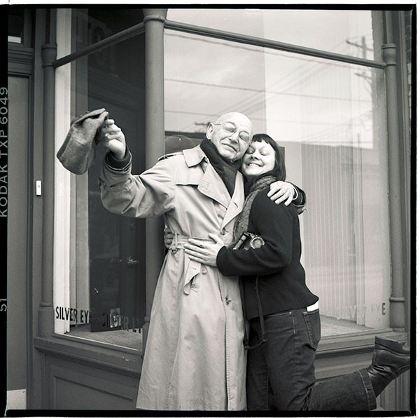 Heather Mull with Duane Michals in 2004 outside Silver Eye Center for Photography
