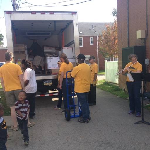 Striking Pittsburgh Symphony Orchestra musicians volunteer with 412 Food Rescue