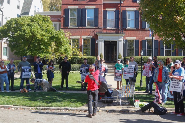 Strikers demonstrate outside Post-Gazette publisher's Shadyside home