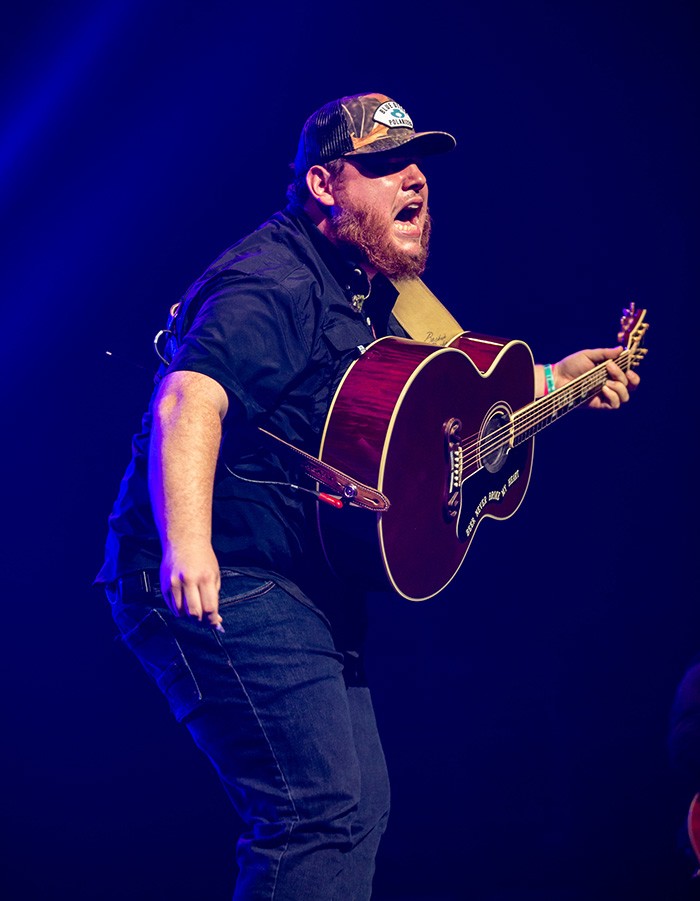Concert photos Luke Combs with Wallen at PPG Paints Arena