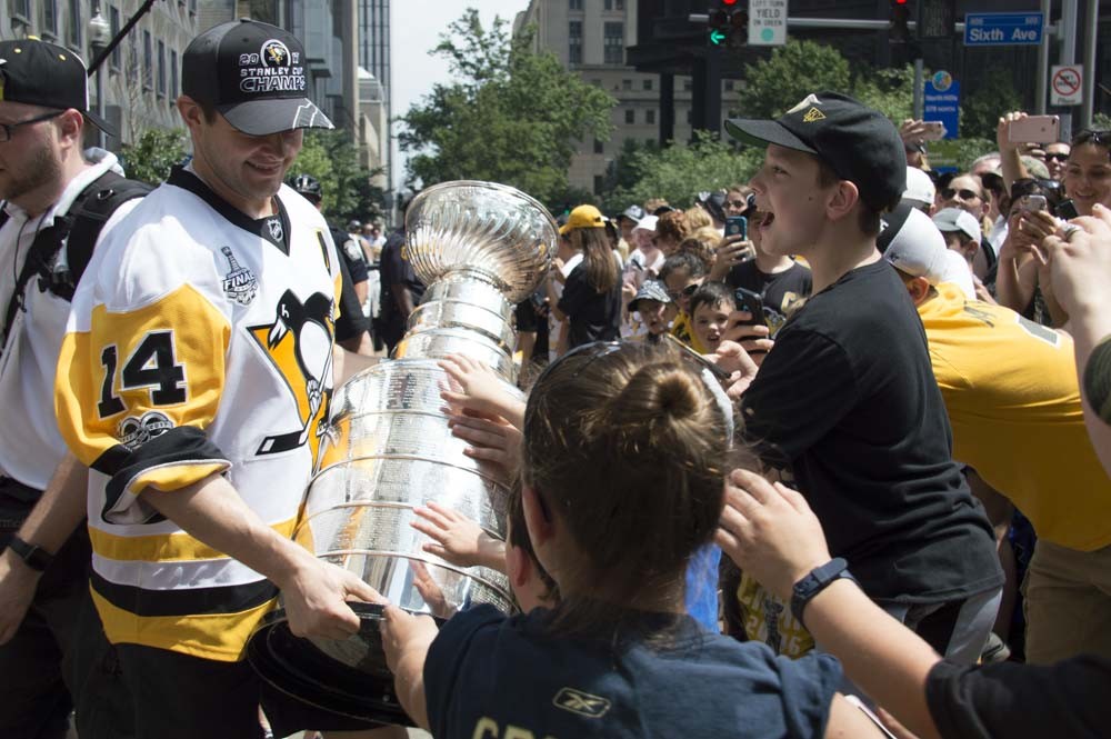 Phil Kessel signs Penguins fan's baby at Stanley Cup parade 