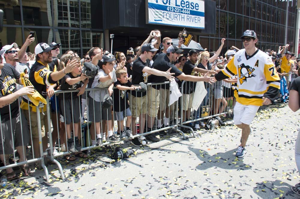 Phil Kessel signs Penguins fan's baby at Stanley Cup parade 